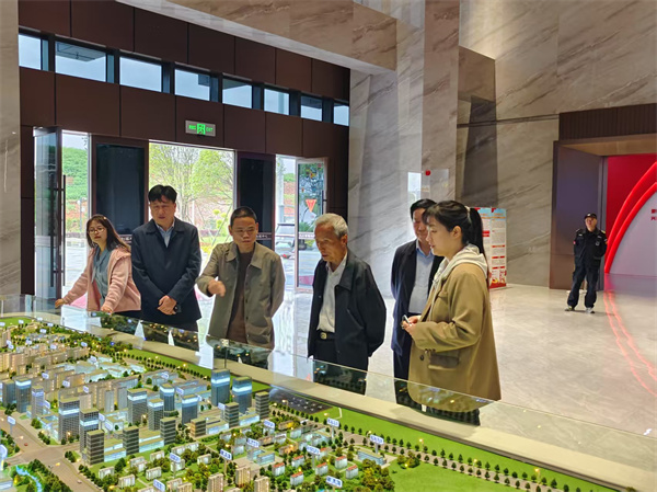 4月17日，潘总陪同市人大常委会原副主任鲍小如一行调研富丰新城项目.jpg