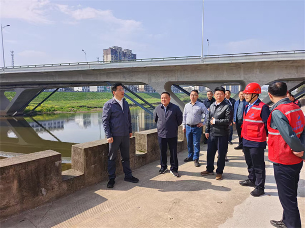 4月7日，洪董，张总陪同王奇勇县长一行调研防洪工程项目.jpg