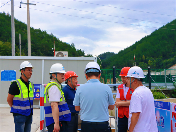 7月28日，洪董带队赴新安江防洪工程、新徽商创业基地开展“高温送清凉”活动并进行安全生产专项检查1。.jpg